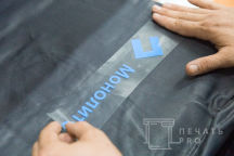 Многоцветные куртки с логотипом «МонолитСтрой»